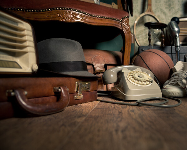 行李箱与老式电话