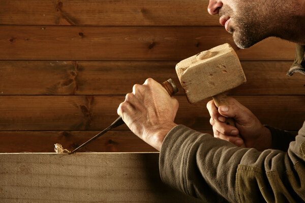 正在工作的木艺工人图片