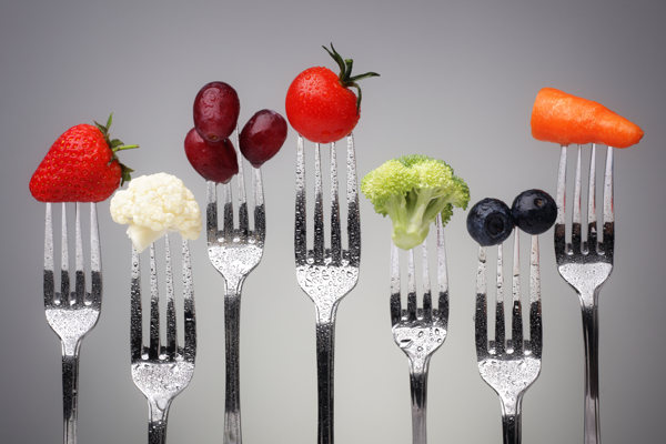 叉子上的水果蔬菜图片