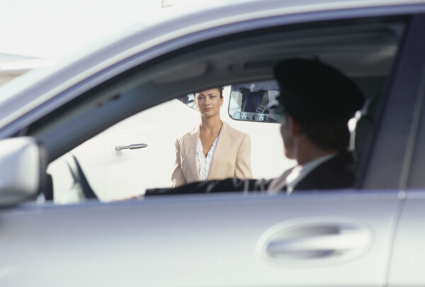 坐车的商务女性图片