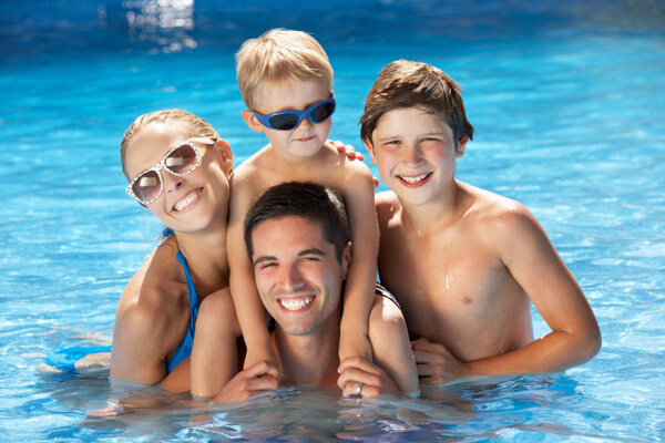 游泳池中的一家人图片
