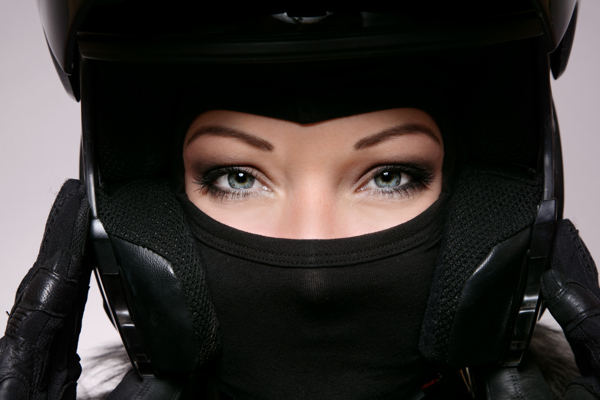 带着摩托车头盔的女人图片