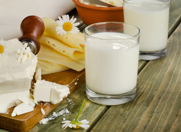 木板上的牛奶与奶酪图片