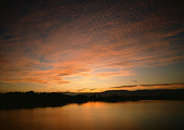湖泊黄昏美景图片
