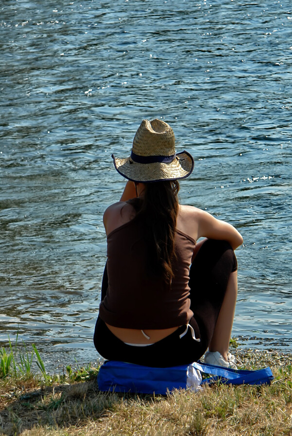 坐在河边的女人图片