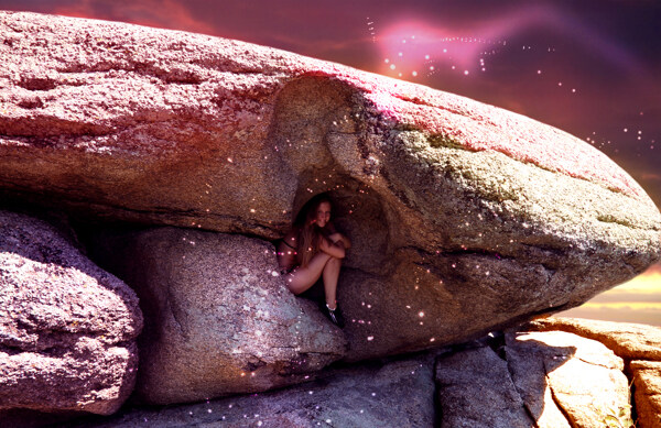 躲在岩石里的女人图片