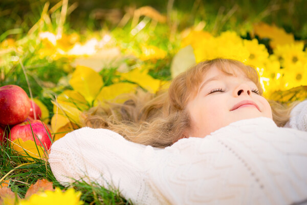 躺在落叶上的小女孩图片