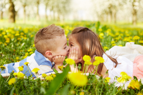 鲜花丛中亲吻的儿童图片