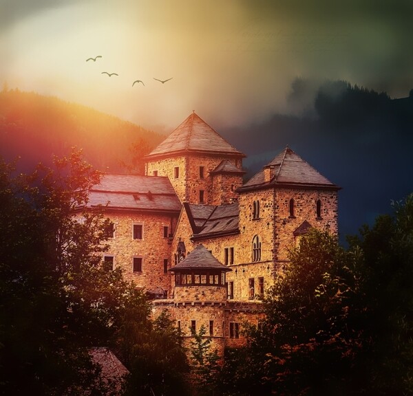 霞光中的城堡图片