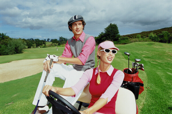 开高尔夫车的时尚男女图片
