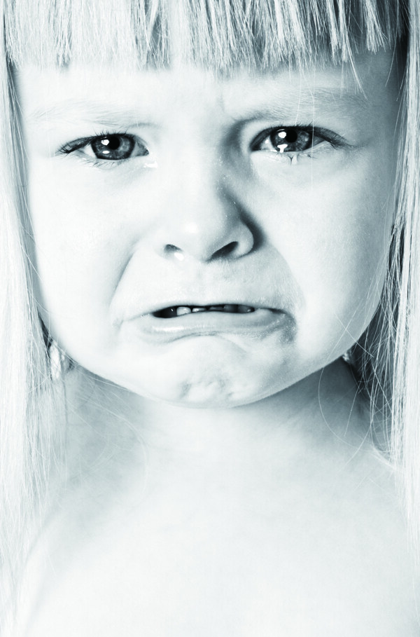 哭泣的女孩图片