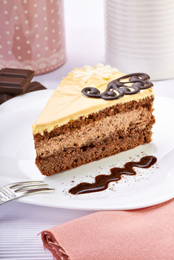 盘子里面的巧克力蛋糕和叉子图片