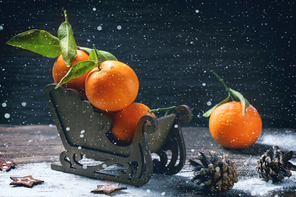 木板上的橘子与松塔图片