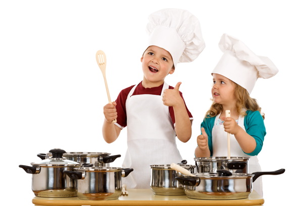 做饭的两个小孩图片