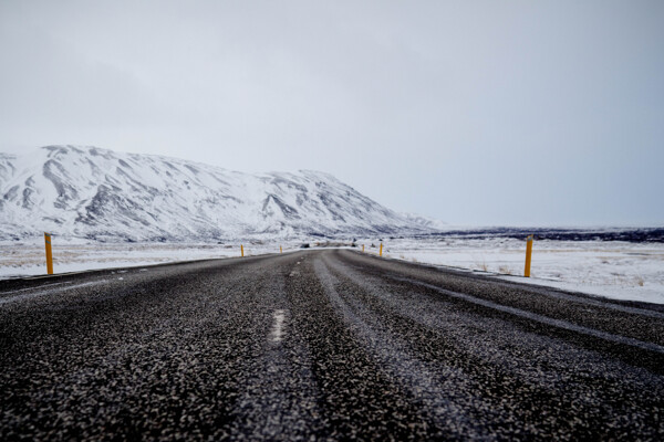 美丽的雪山公路图片