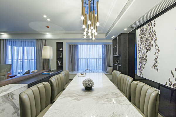 现代时尚客厅金色条状吊灯室内装修效果图