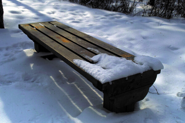 冬天雪地凳子公园