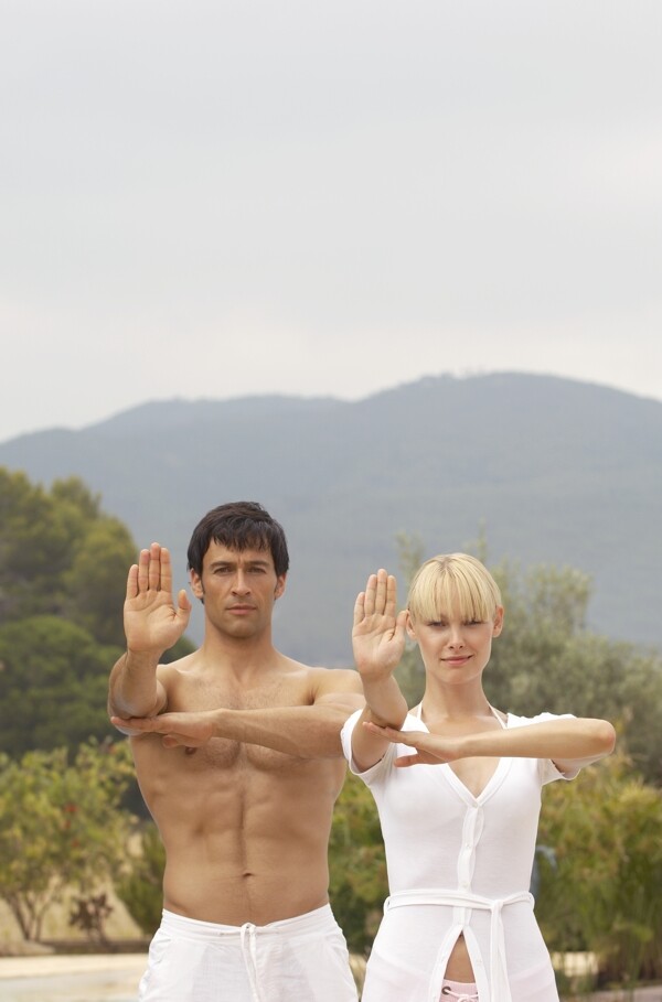 练瑜珈的夫妻图片