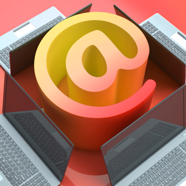 电子邮件符号的笔记本电脑显示在线邮件通信
