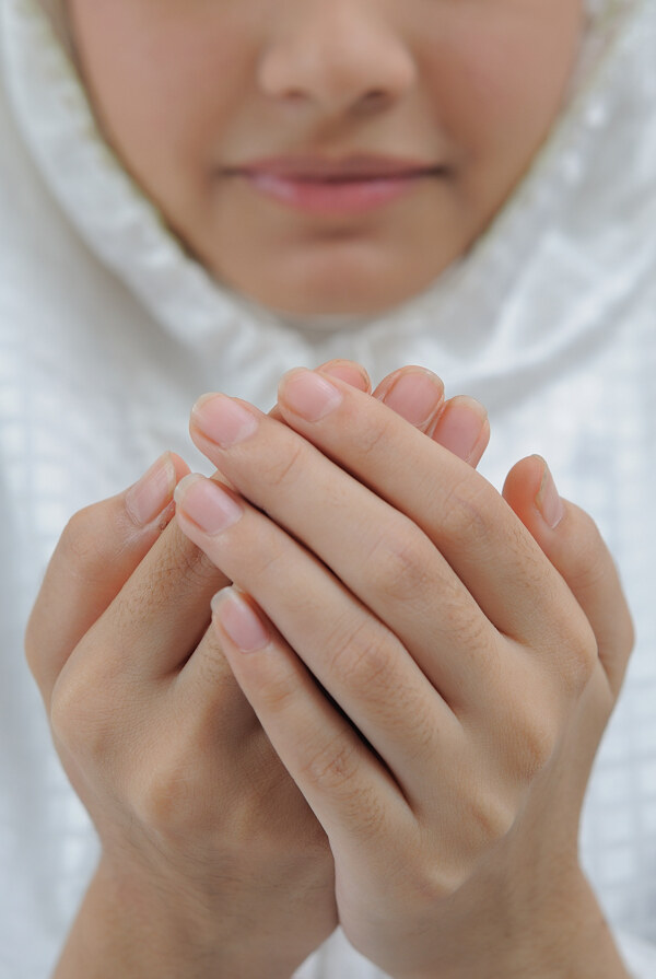 祈祷的美女双手图片