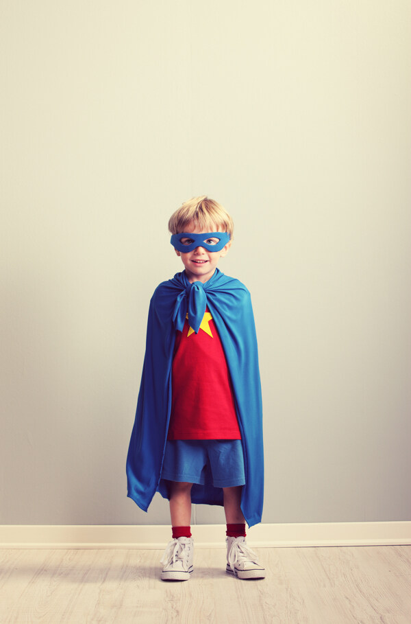 穿着超人衣服的男孩图片