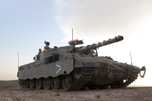 沙漠上的装甲车图片