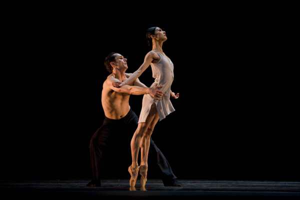 芭蕾舞蹈双人男表演艺术演出舞台美人艺术家投入跳舞图片