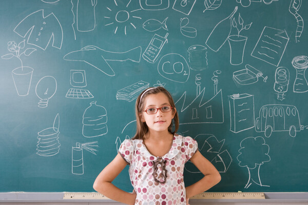 黑板前戴眼镜的小女孩图片