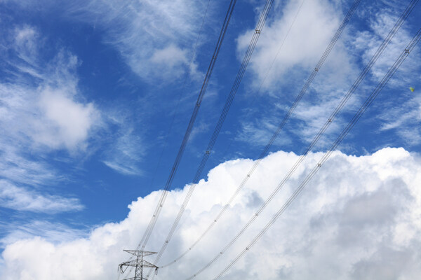 蓝天白云下的高压电线图片
