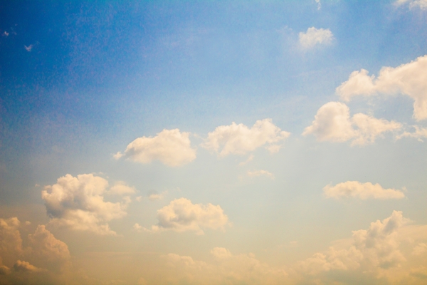 唯美的蓝天白云摄影图