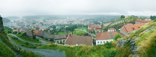 山顶俯视城市历史建筑图片