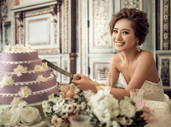 切蛋糕的漂亮新娘图片