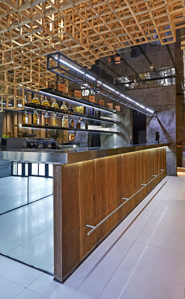 现代时尚餐厅金色镂空天花板工装装修效果图