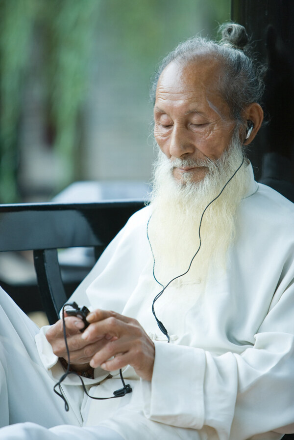 听歌的老人图片