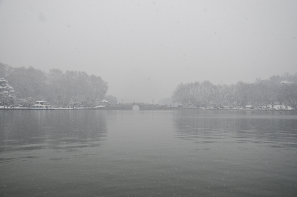 西湖雪景图片