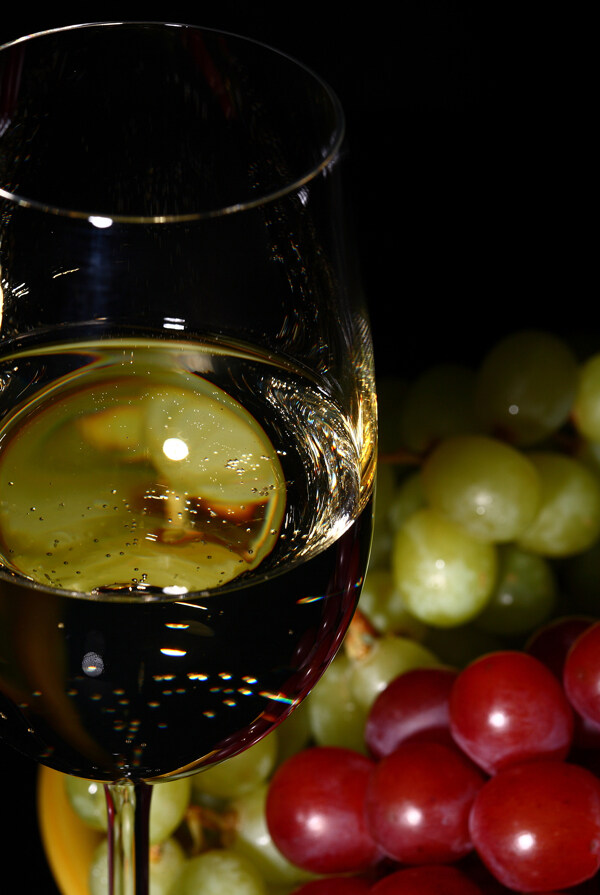 青红色葡萄与葡萄酒图片