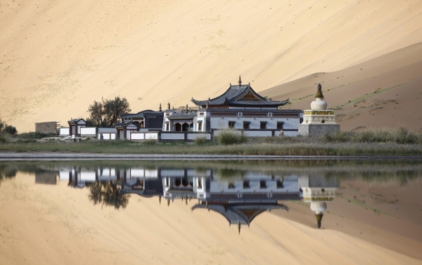 沙漠山脚下藏族寺庙图片