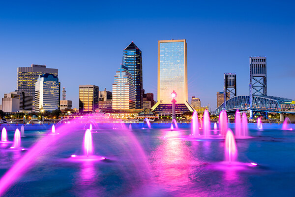 紫色的喷泉图片