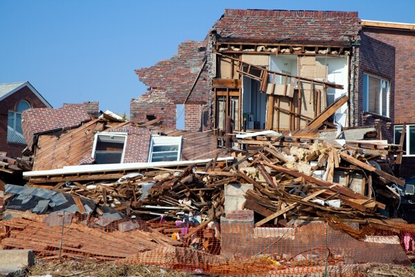 自然灾害倒塌的房子图片