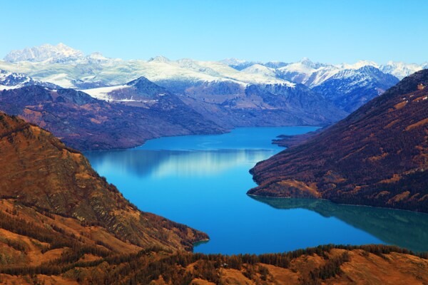 高山湖泊图片