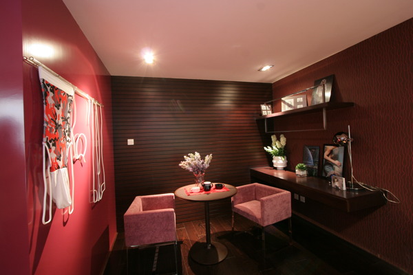 酒红色风格客厅装修设计图片
