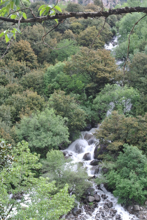 蓝天白云山水