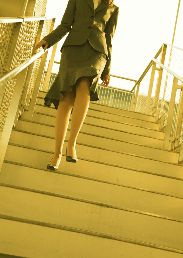 下楼梯的商务女人图片
