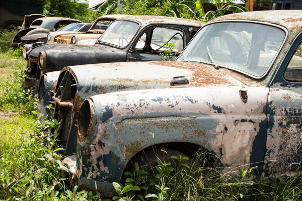 一排废旧的汽车