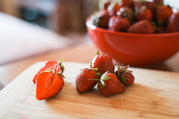 新鲜红色草莓图片