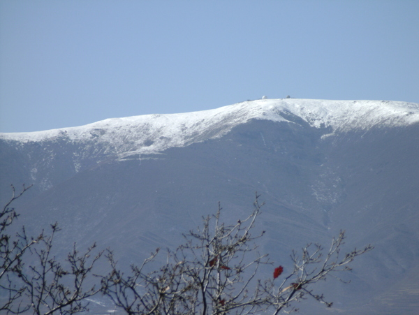 秋色雪后莲花山