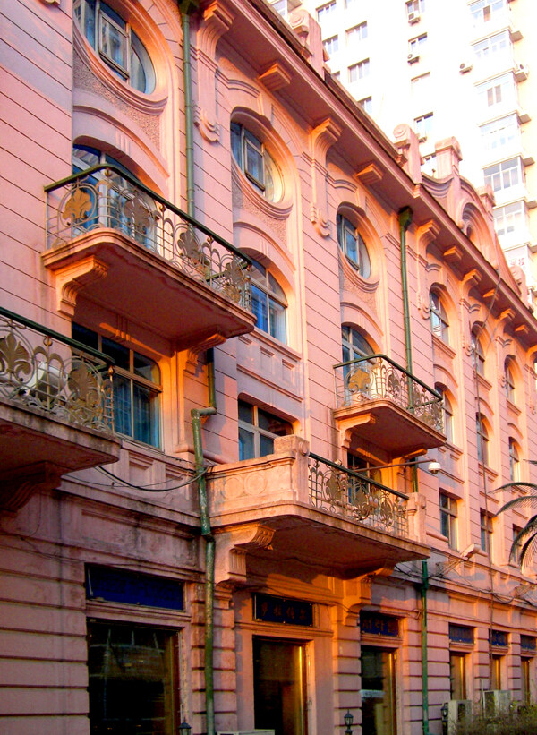 哈尔滨街景中央大街欧式建筑夕阳红色