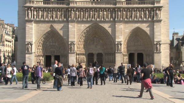在巴黎圣母院的股票视频前游客视频免费下载