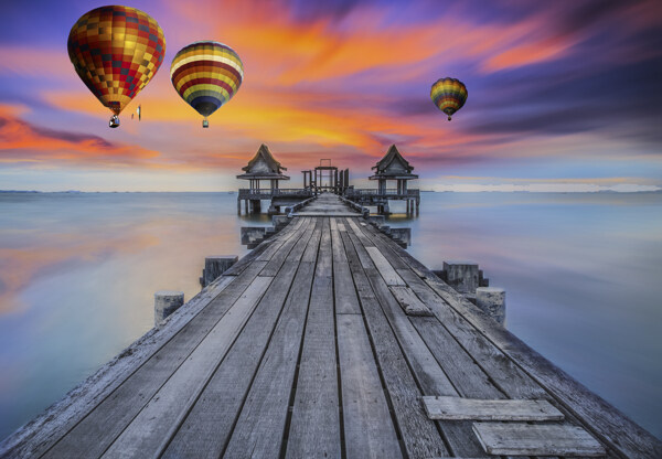 热气球与码头风景图片