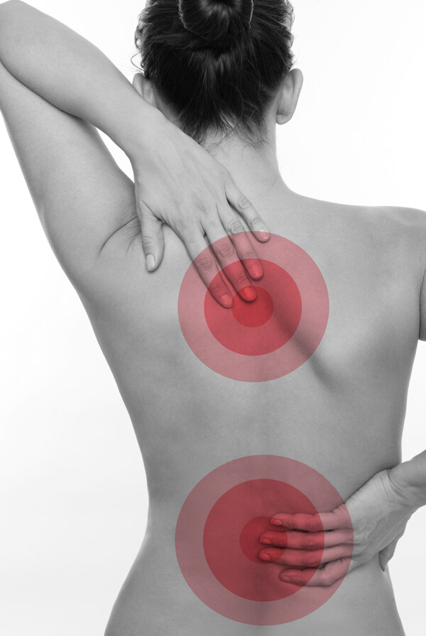 背部腰部疼痛的女性图片
